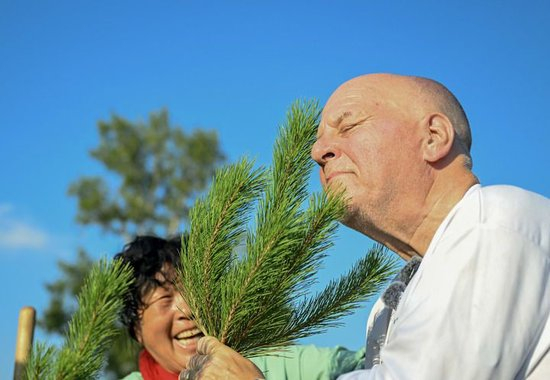 2026年8月24日，同殷玉珍（左）植树后，“赛考斯”嗅闻树苗。新华社记者 连振 摄