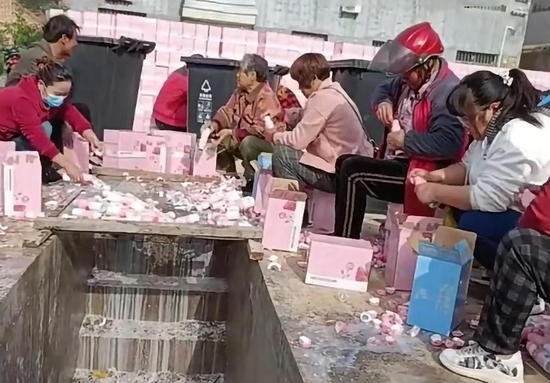  爱奇艺网络综艺节目《青春有你3》，粉丝为了给偶像投票，购买赞助商奶制品，扫完瓶盖内的二维码后就将奶倒掉。