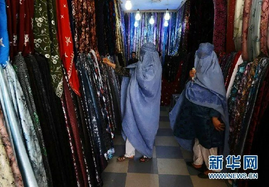 图为身披“布尔卡”的阿富汗妇女。