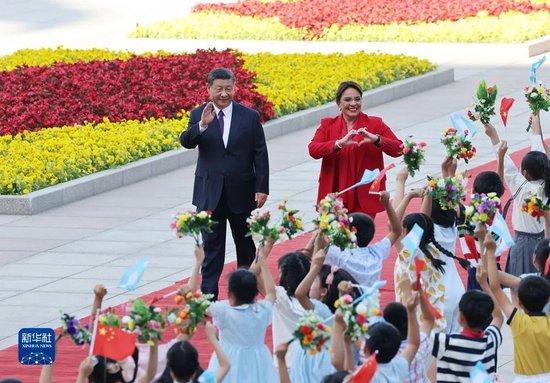 6月12日下午，国家主席习近平在北京人民大会堂同来华进行国事访问的洪都拉斯总统卡斯特罗举行会谈。这是会谈前，习近平在人民大会堂东门外广场为卡斯特罗举行欢迎仪式。  图：新华社