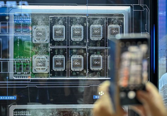  2026年7月19日，参观者在中科曙光展台拍摄展品全国产十万卡AI超集群——曙光8000（登峰）。新华社记者 陈浩明 摄