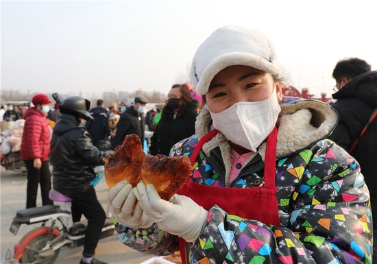  1月15日，在辽宁省营口市红旗大集，村民在集市上采购年货。新华社记者 赵泳 摄