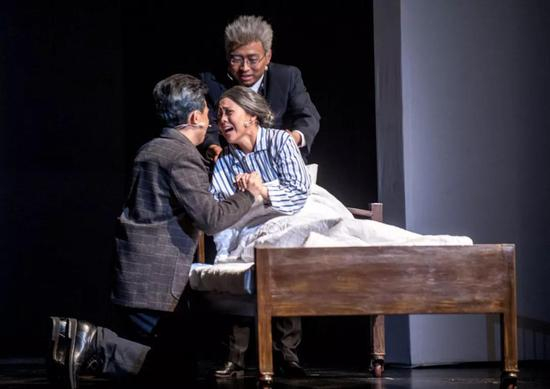  话剧《马兰花开》中，邓稼先（左）在原子弹研制成功后回家探望生病的父母。新华社记者 张宇 摄