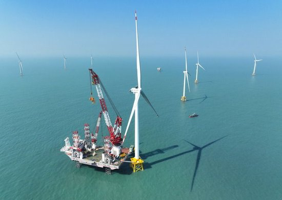 这是2026年1月13日在福建海域拍摄的20兆瓦海上风电机组和“大桥海风”号2000吨自升式海上风电安装平台（无人机照片）。新华社记者 林善传 摄