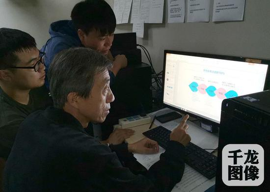  图为曲晓光利用禁毒数据库分信息析毒品低领化问题。千龙网发