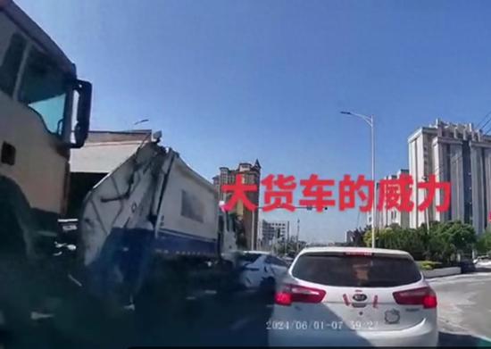 右侧车道一辆车的行车记录仪，拍摄下大货车疑似失控后顶着垃圾车追尾多车的瞬间 视频截图