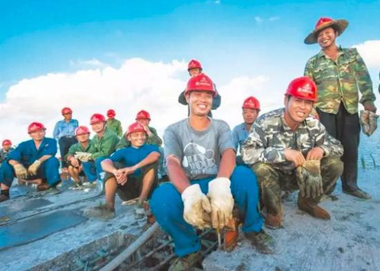 大桥建设工地的工人们（来源：珠海特区报）