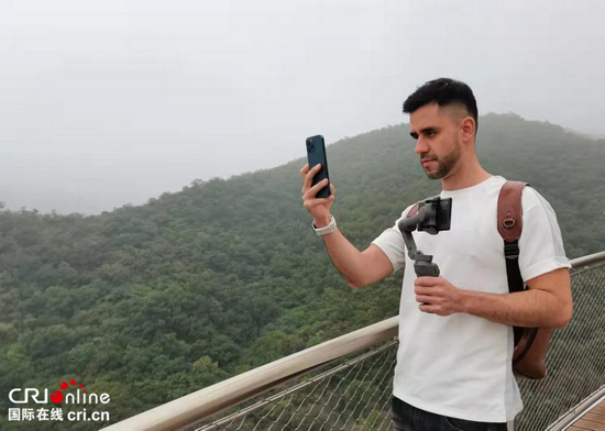 委内瑞拉大V拉斐尔在国家雪车雪橇中心录制视频 摄影 李胜兰