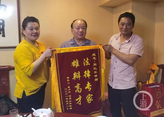 龚月云夫妻感谢为案子努力多年的律师。/受访者供图