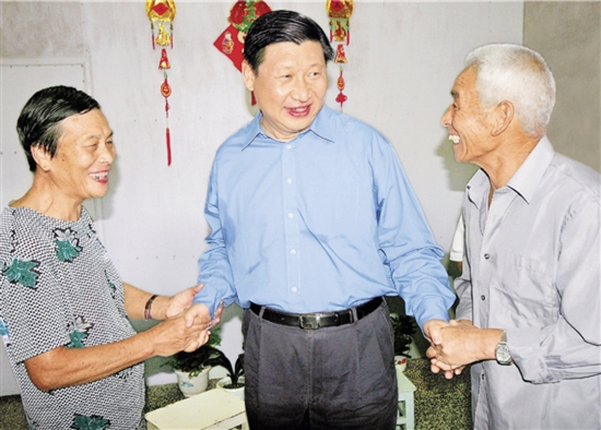  2006年9月21日，时任浙江省委书记习近平在舟山普陀区东极岛调研并看望慰问当地渔民。（图源：网络）&nbsp;