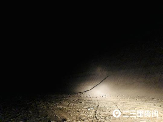  事发山峁附件的平坦空地，当地的救援车辆均停放在此处