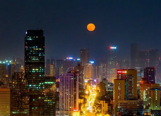 △2023年8月31日恰逢“超级月亮”遇上“蓝月亮”
