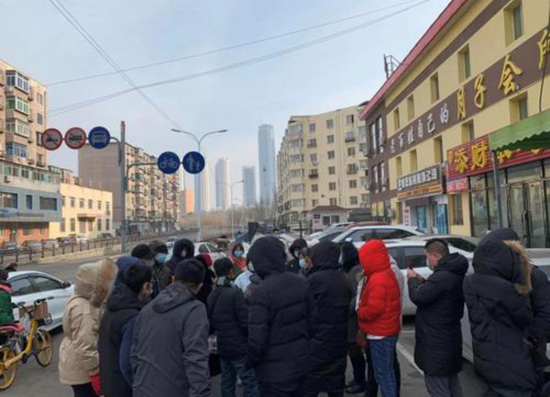  众多家长聚集在月子会所前讨要说法。家长供图