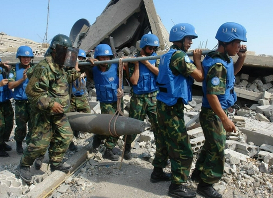 这是2006年8月28日，在黎巴嫩纳古拉村，中国维和部队排爆官兵排除一枚未爆炸弹。2006年3月31日，由182人组成的中国维和工兵营开赴黎巴嫩，这是我国首次向中东地区派出维和部队。新华社发（李春年摄）