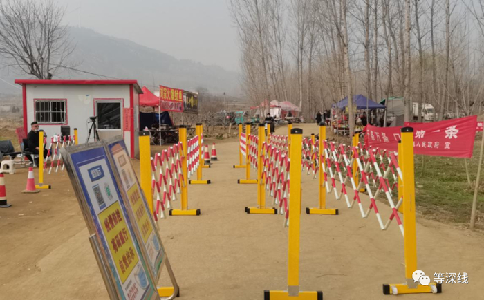 村口设置围挡，车辆不许入内。&nbsp;《等深线》记者 郑丹 摄