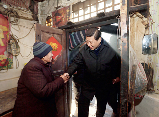  2012年12月30日，习近平到河北阜平骆驼湾村看望慰问困难群众。新华社记者 兰红光 摄