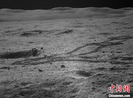 　　图为玉兔二号月球车搭载的全景相机1月18日拍摄的月面图像，图中是月球车留下的车辙。　国家航天局 供图