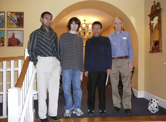  ·2010年，邓煜（右二）作为Putnam竞赛获奖者与麻省理工学院教授理查德·斯坦利（右一）合影。（北京国际数学研究中心公众号）