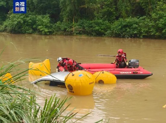 5月19日，坠河皮卡车被打捞出水 图源：央视新闻
