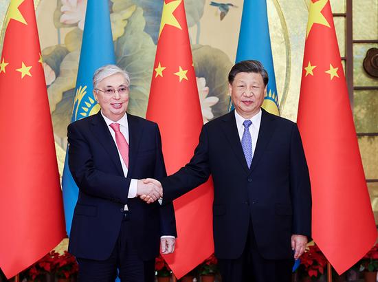 2023年5月17日下午,国家主席习近平在西安同来华出席中国-中亚峰会并进行国事访问的哈萨克斯坦总统托卡耶夫会谈。新华社记者 刘彬 摄