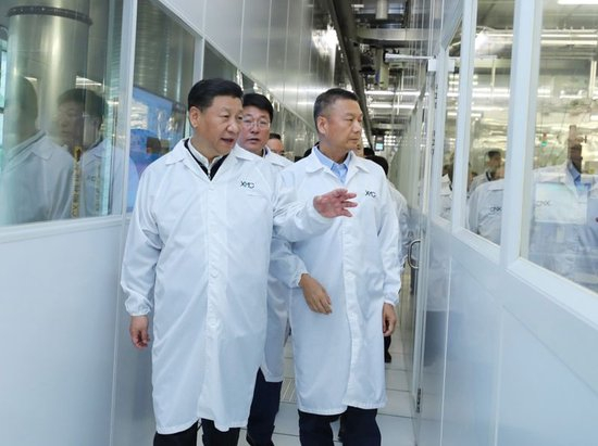  2018年4月，习近平总书记在湖北武汉新芯集成电路制造有限公司考察企业创新发展情况。
