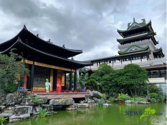 两名粤剧演员正在演绎经典曲目。