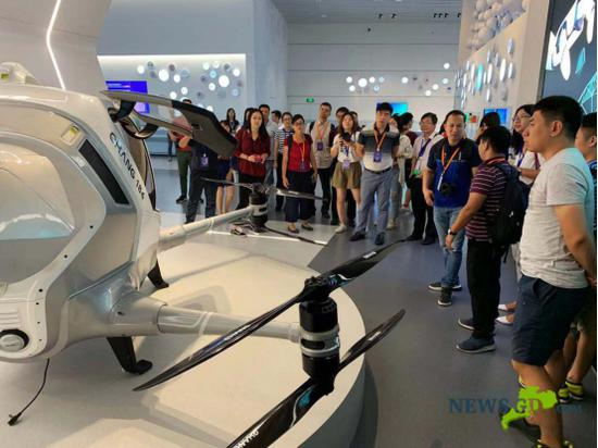 采访团在科学展厅参观亿航无人机。