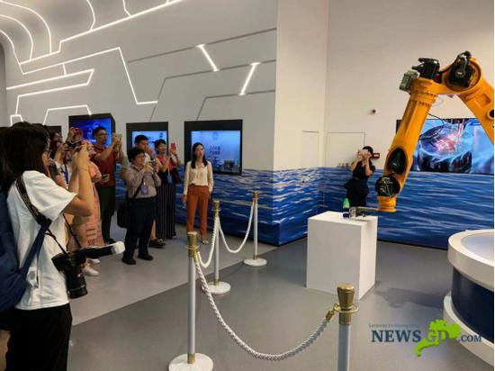 采访团在科学展厅与智能机器人互动。