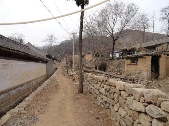 脱贫前的阜平县顾家台村村貌。摄于2013年3月