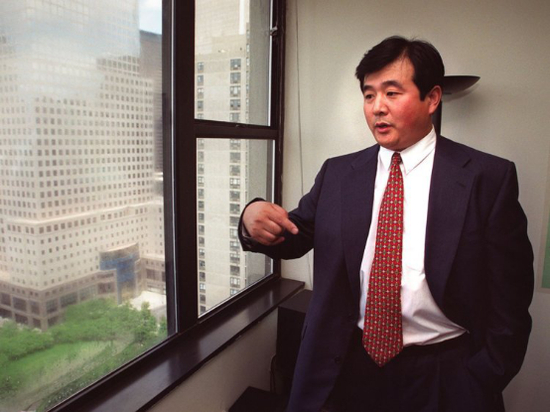 1999年李洪志在纽约（图片来源：Henny Abrams / 法新社 / Getty）