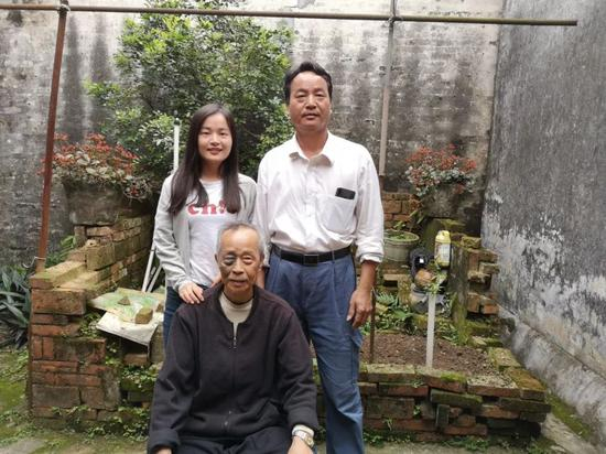 莫华与儿孙合照