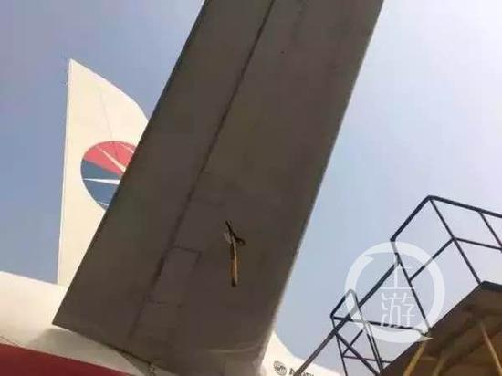 ▲东航2016年类似事件中，尾翼安定面被跑道灯击穿并带回成都机场。图片来源/法制晚报
