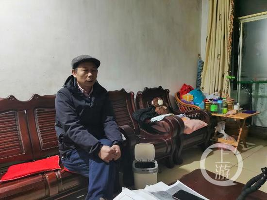 　　▲12月19日，江西九江，劳荣枝的二哥劳声桥希望能参加庭审见上妹妹一面，希望她能得到公平的判决。摄影/上游新闻记者 时婷婷