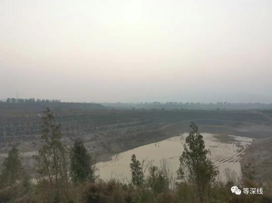 开栅镇一处沙坑，在治理后，已被栽种上树木。 《等深线》记者 李城 摄