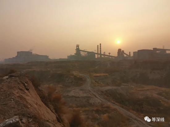 　　“海威”对文水县有着持久而深远的影响。图为海威工厂前的沙坑，曾经是村民的耕地。 《等深线》记者 李城 摄