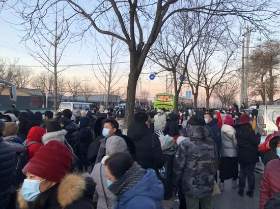 河北燕郊，排队等候搭乘进京公交车的上班族。