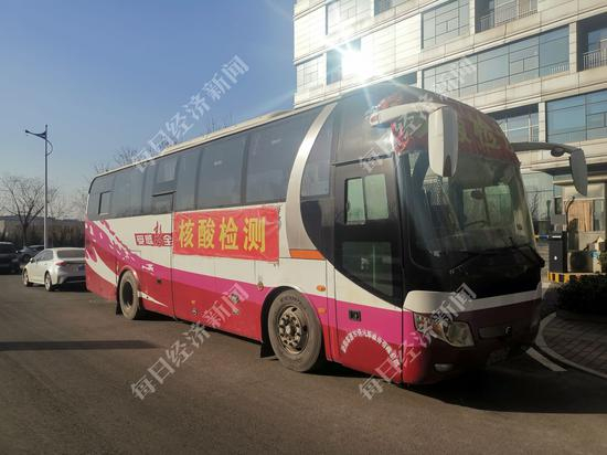 济南华曦本部做核酸检测的车辆，在河北官方通报后，于1月18日停止了核酸检测业务&nbsp;图片来源：每经记者 彭斐 摄