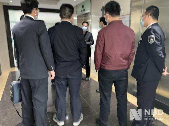 1月18日，记者看到深圳市市场监管局等人员在深圳核子基因调查&nbsp;图片来源：每经记者 刘玲 摄