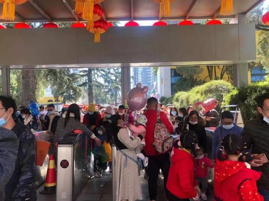 游客有序入园 供图
