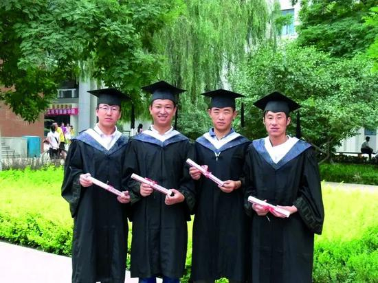  ·陈红军（左二）与大学同学的毕业合影。