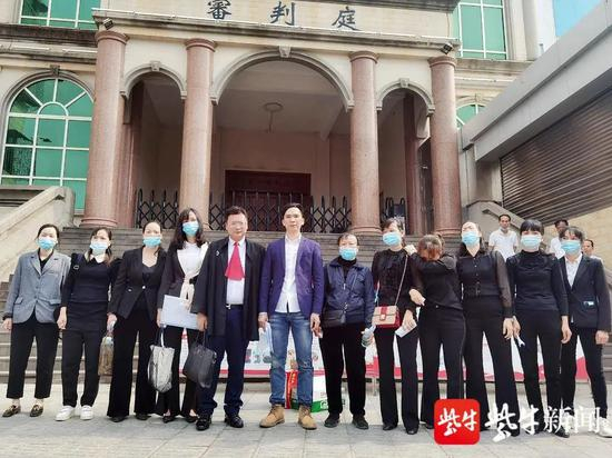  被害人家属和律师周兆成准备出庭