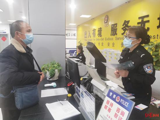  射洪市出入境管理大队民警向办证人员进行宣传