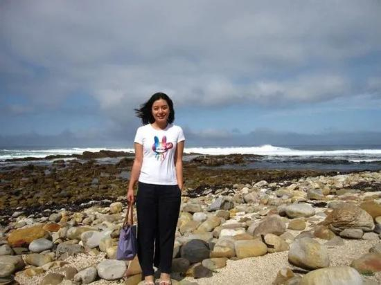  ·张京在国外游历。