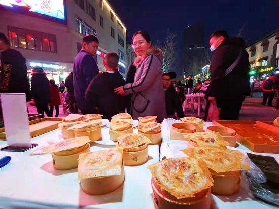 济南美食文化节吸引了大批民众到访品尝。