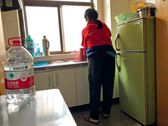 　　为了方便照顾在肿瘤医院治疗的家人，相比宾馆，患者家属更喜欢租住在可以洗衣做饭的日租房。摄影/罗帕