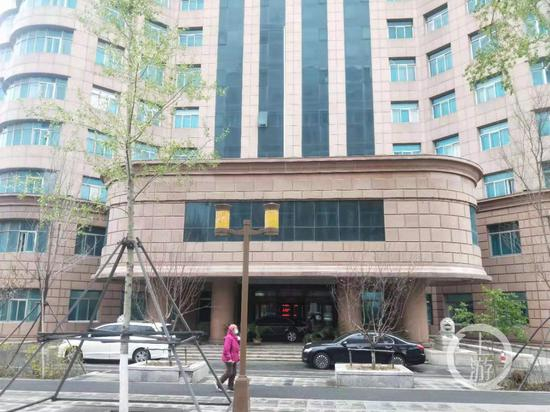 　　▲4月27日，吉林长春，记者探访《写真地理》办公所在地，保安称该公司已提前下班。摄影/上游新闻记者 张莹