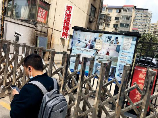 　　4月24日，离中国医学科学院肿瘤医院不远的一个小区内，录音机循环播放着招待所的招租信息。摄影/罗帕