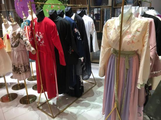 汉服展示。摄影/杜一兰