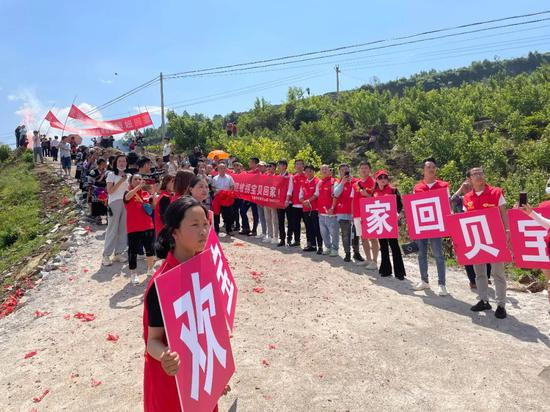  5月15日，李素燕抵达织金县，乡亲打出横幅、燃放鞭炮迎接 新京报记者 彭冲 摄