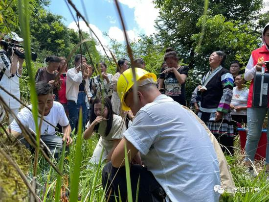  李素燕在父母坟前痛哭。新京报记者 王清以 摄